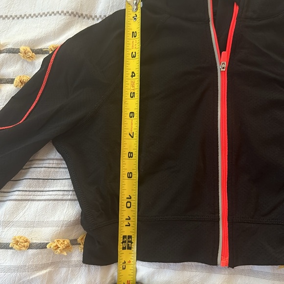 Lorna Jane small cropped mesh workout jacket Black( not blue like camera took) - Picture 5 of 6